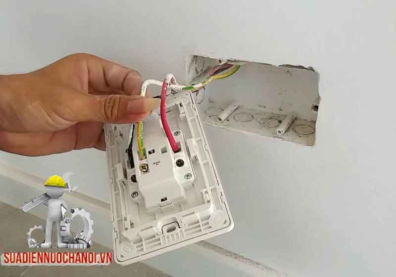 đế ổ cắm điện âm tường