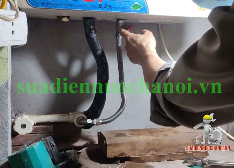 Cách lắp máy bơm tăng áp cho bình nóng lạnh bước 2