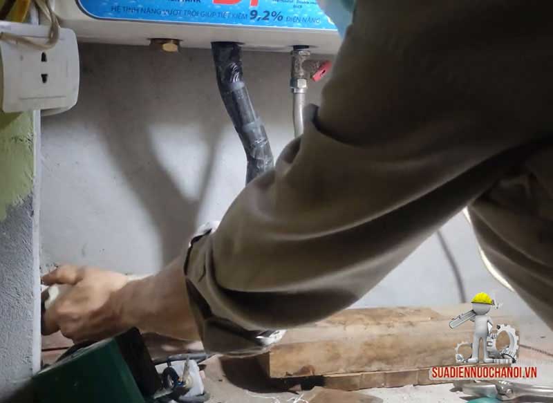 Cách lắp máy bơm tăng áp cho bình nóng lạnh bước1