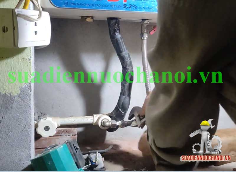 Cách lắp máy bơm tăng áp cho bình nóng lạnh bước 3
