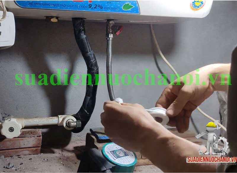 Cách lắp máy bơm tăng áp cho bình nóng lạnh bước 4