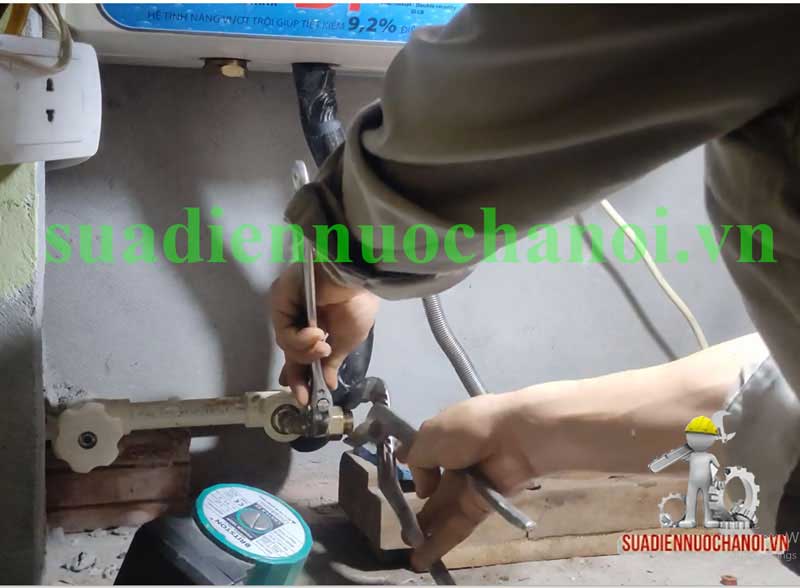Cách lắp máy bơm tăng áp cho bình nóng lạnh bước 5