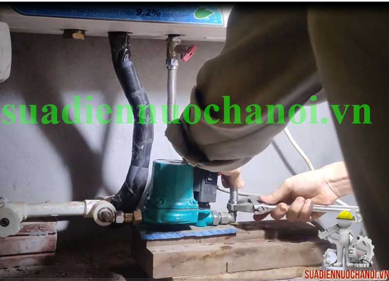 Cách lắp máy bơm tăng áp cho bình nóng lạnh bước 7