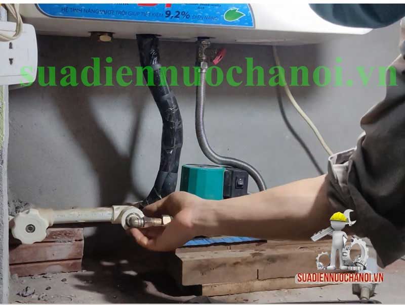 Cách lắp máy bơm tăng áp cho bình nóng lạnh bước 9