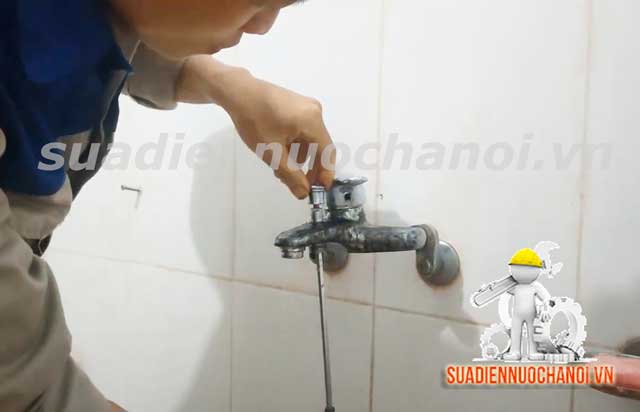 Tháo bộ chuyển chế độ sen tắm