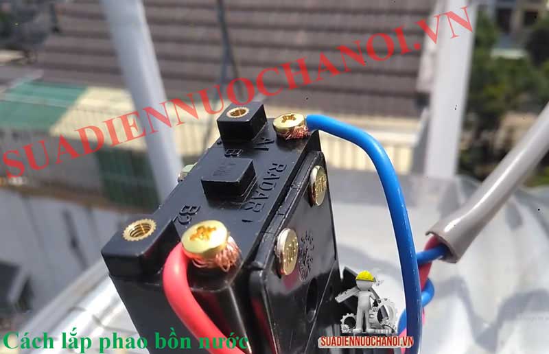 Cách lắp van phao điện chống tràn bước 2 đấu dây điện van phao