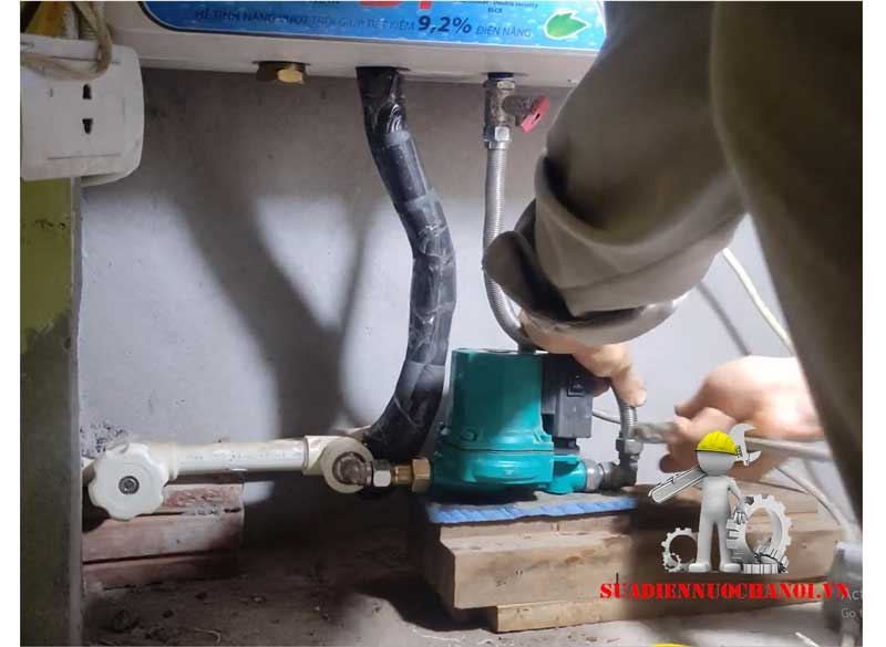 có nên bật bình nóng lạnh khi tắm
