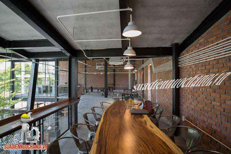 chạy đường điện nổi trong quán cafe