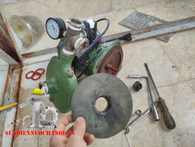 Máy bơm chạy nhưng nước lên không đều