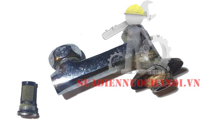 Vòi sen tắm bị tắc do đóng cặn ở đầu bộ lọc