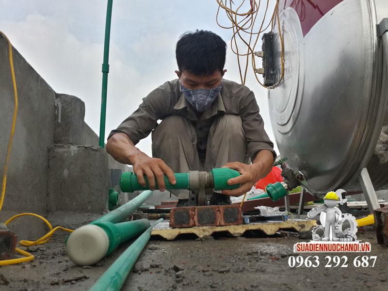 Thay đường nước tổng của nhà để tăng áp lực nước