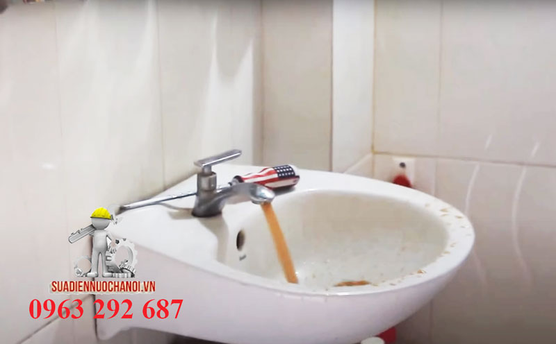 Vệ sinh đường ống để tăng áp lực nước