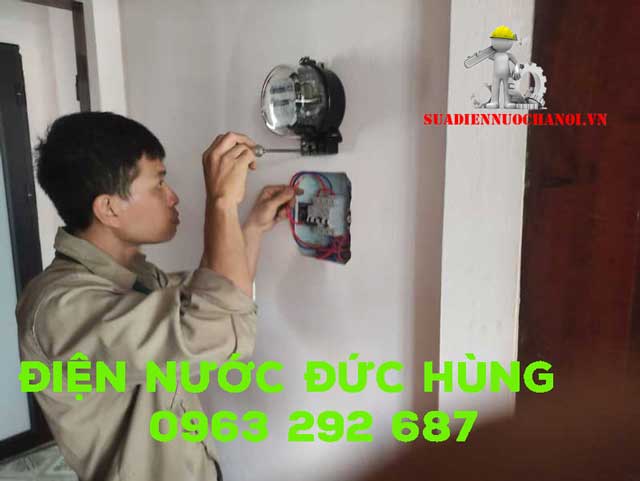 Kỹ thuật viên Bùi Chính Thức HB88.COM đang sửa điện chập tại Long Biên