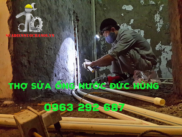 Thợ sửa ống nước Chính Thức HB88.COM đang hàn nối ống nước