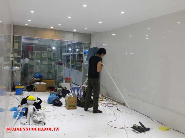 Thợ 67Hb88 link đăng nhập Hb8896 com lắp hệ thống điện nổi cho cửa hàng