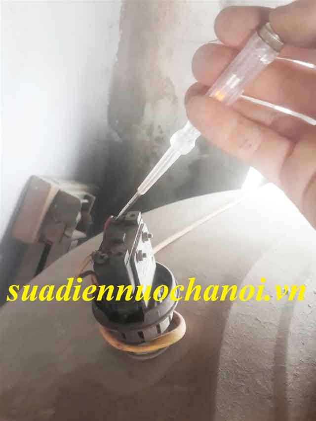 sửa máy bơm nước bằng bút điện tại nhà