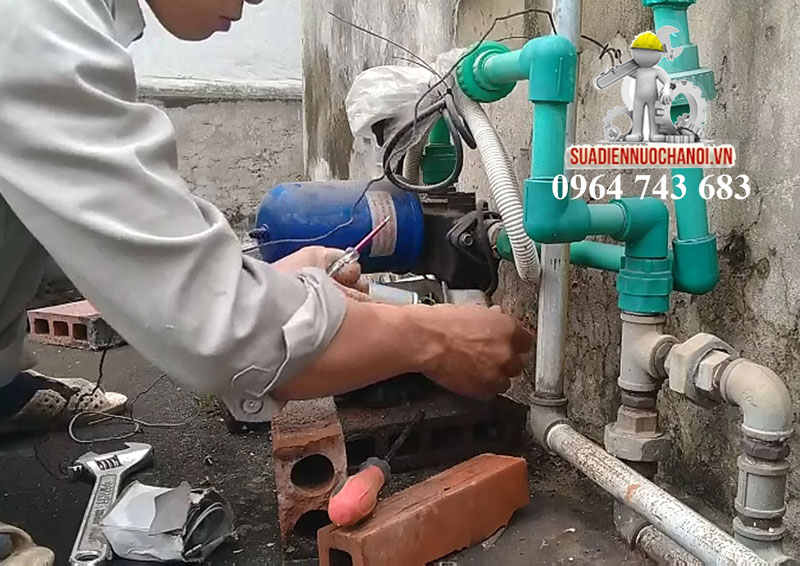 Kỹ thuật viên Bùi Chính Thức HB88.COM đang sửa máy bơm nước tại quận Hà Đông