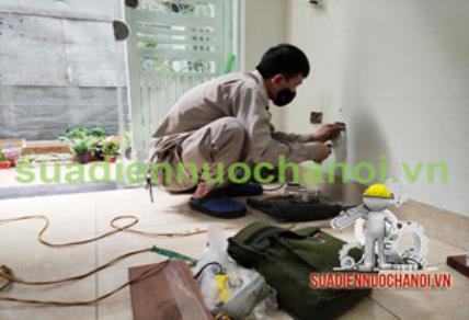 Thợ sửa điện khi khoan vào đường dây điện
